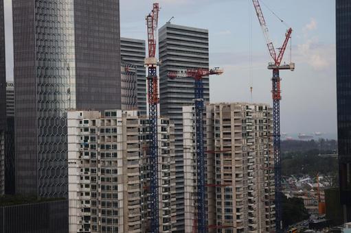 クレーンと工事中のビル群のシンガポール クレーン,工事中,ビル群の写真素材