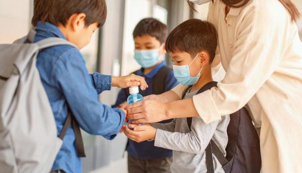 病室に入る前に手指消毒をする見舞客の家族 病室に入る前に手指消毒をする見舞客の家族の写真