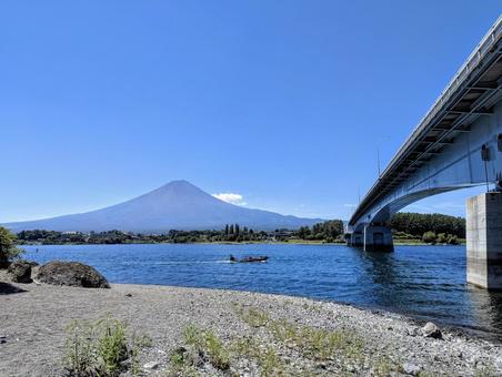 夏の河口湖大橋 夏の河口湖大橋 富士山,湖,風景の写真素材