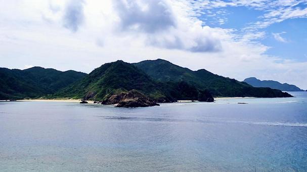 沖縄県慶良間諸島嘉比島から撮影した阿嘉島 沖縄県慶良間諸島嘉比島から撮影した阿嘉島 阿嘉島,嘉比島,海の写真素材