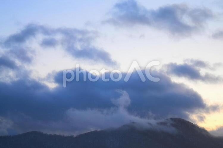 空　雲　山　幻想的　やま　綺麗　景色 空,神秘的,芸術的の写真素材