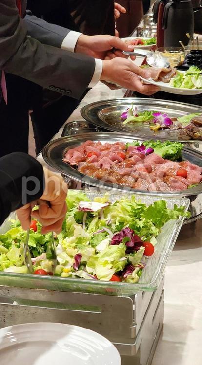 バイキング料理（男性の手） バイキング,料理,ビュッフェの写真素材