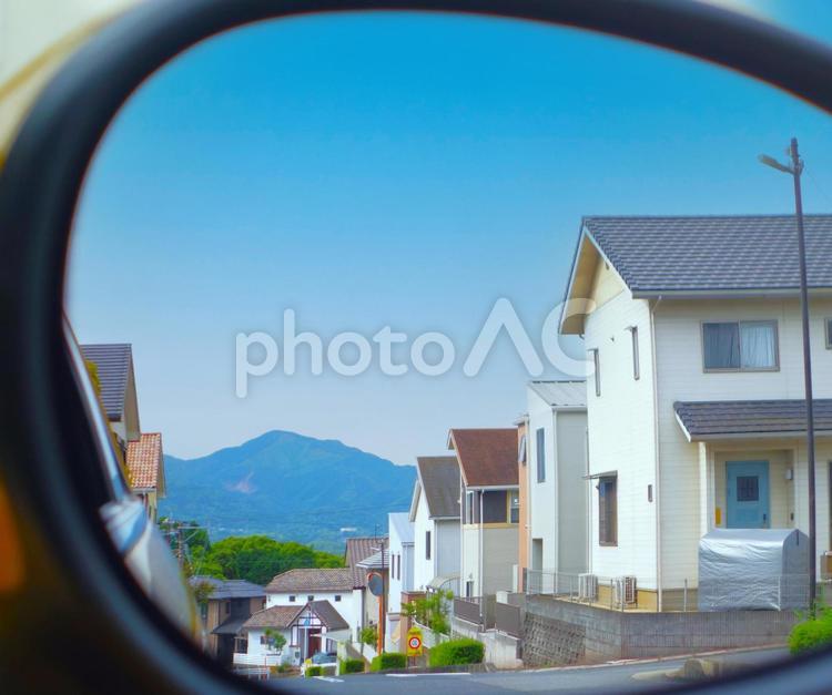 ミラーの中の住宅街（快晴） 住宅街,ドアミラー,坂道の写真素材