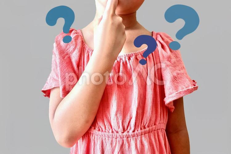 あごに手をあてて考える子どもの疑問 はてな,こども,なぜの写真素材