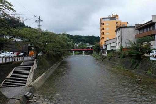 462号線筏橋から見える宮川と赤橋(中橋 462号線筏橋から見える宮川と赤橋(中橋 中橋,高山,岐阜の写真素材