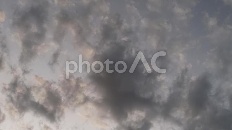 夕暮れ８ グレー,空,くもの写真素材