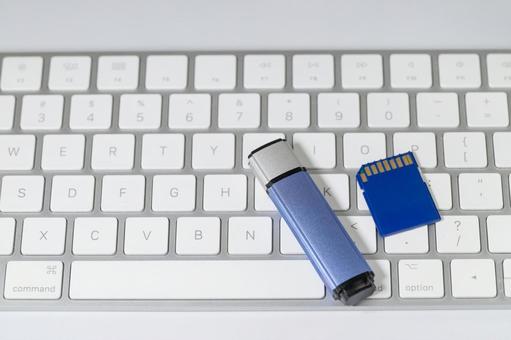 キーボード上のUSBメモリとSDカード usbメモリ,sdカード,キーボードの写真素材