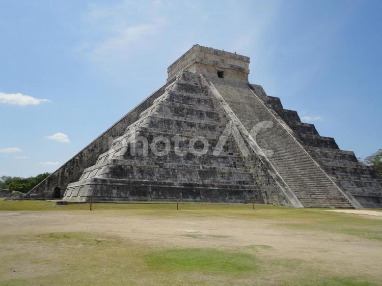 メキシコ チチェン・イッツァ遺跡のエル・カスティーヨ チチェン・イッツァ遺跡,エル・カスティーヨ,ピラミッドの写真素材