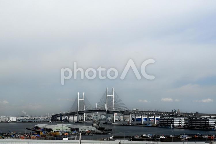 横浜ベイブリッジの眺め、工業ビルと港の船 横浜ベイブリッジ,港,船の写真素材