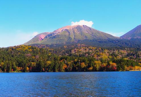 北海道　秋のオンネトー湖   雌阿寒岳 湖,オンネトー湖,湖面の写真素材