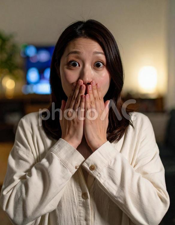 驚いた表情の女性（口元を両手で覆う） 女性,驚き,表情の写真素材