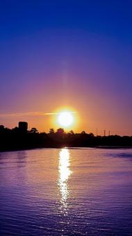 幻想的な夕焼けの海辺の景色の写真