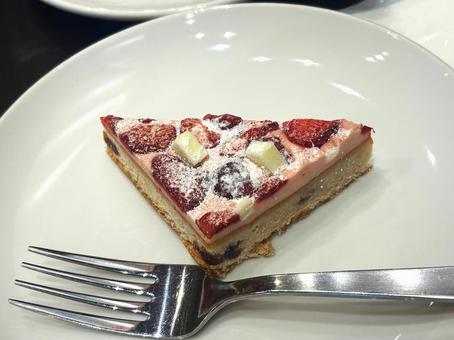 クランベリーのカットケーキ ケーキ,ベリー,クランベリーの写真素材