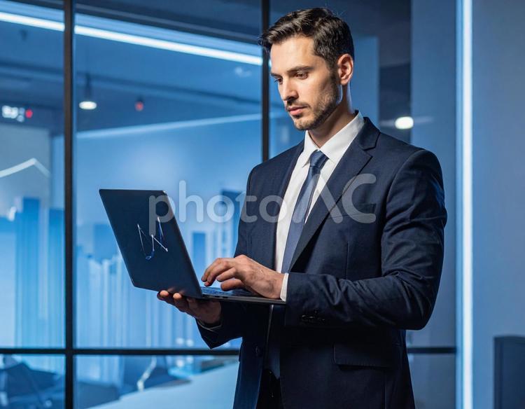 グラフ画面を見るスーツ姿の男性 ビジネス,男性,スーツの写真素材