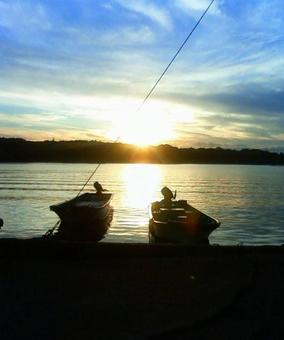 夕日の小舟 小舟,ツイン,2艘の写真素材