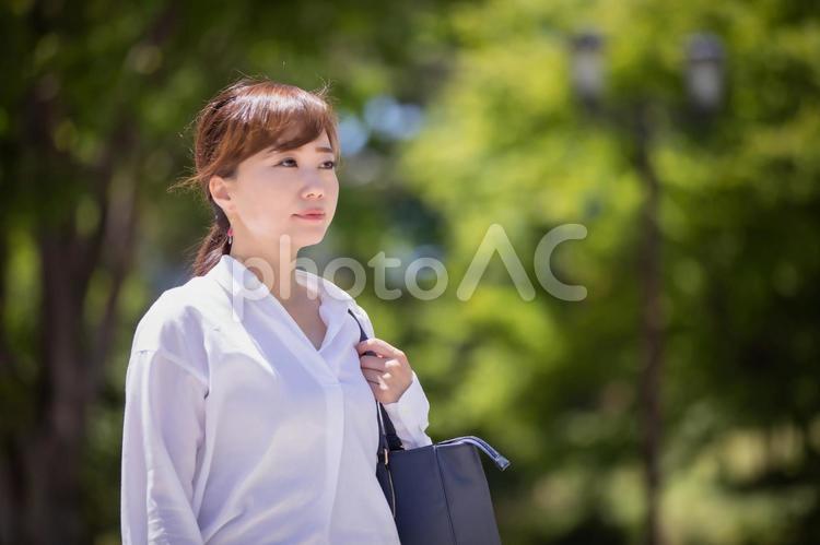 外回りするビジネスウーマン ビジネスウーマン,女性,笑顔の写真素材