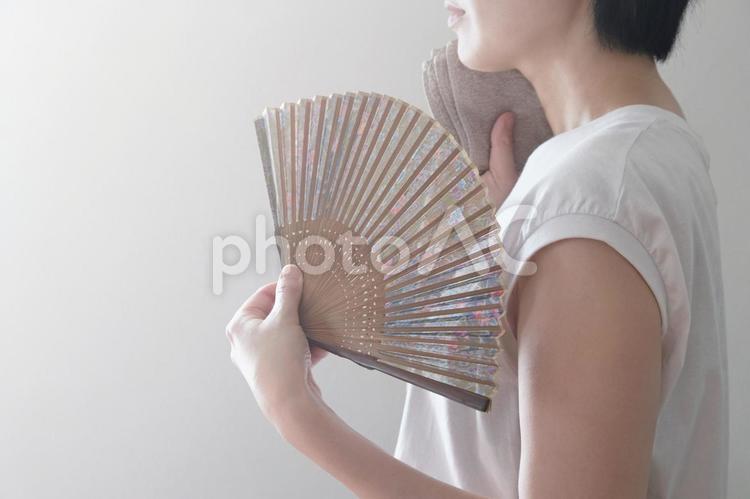 扇子で涼をとる夏の日 夏,暑さ,熱中症の写真素材