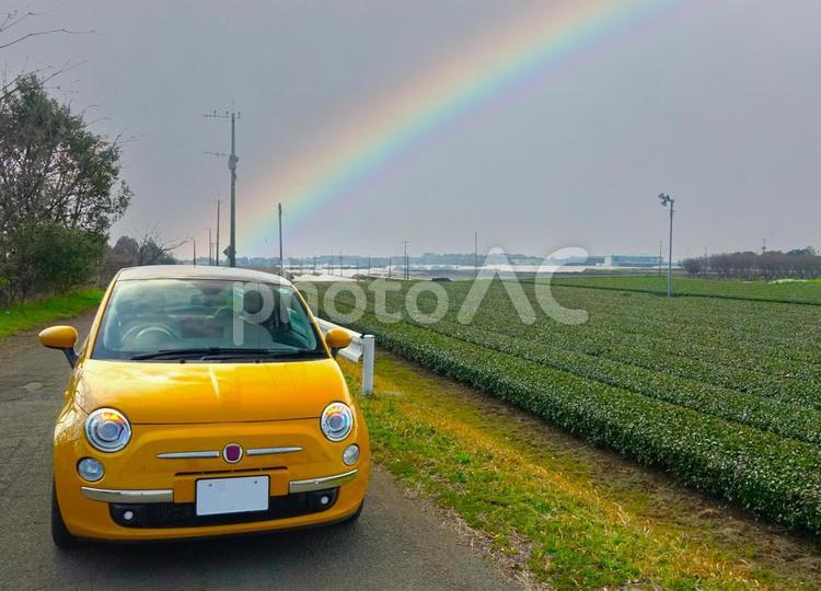 耕地のイタ車（虹） 耕地,農地,車の写真素材