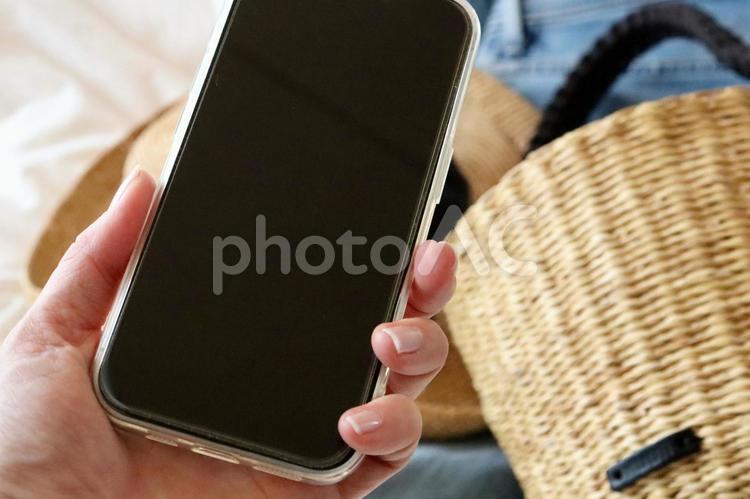 スマホを持つ女性の手 スマホ,女性,撮影の写真素材