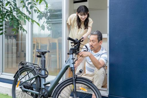 電動自転車をメンテナンスをするミドル男性 電動自転車をメンテナンスをするミドル男性 電動自転車,男性,夫婦の写真素材