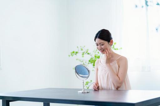 鏡を見る女性 女性,美容,スキンケアの写真素材