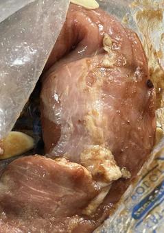 豚ひれ肉の塊に下味をつけているところ 豚肉,肉,ひれ肉の写真素材