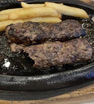 肉汁たっぷり牛肉100%ハンバーグ 肉汁たっぷり牛肉100%ハンバーグの写真