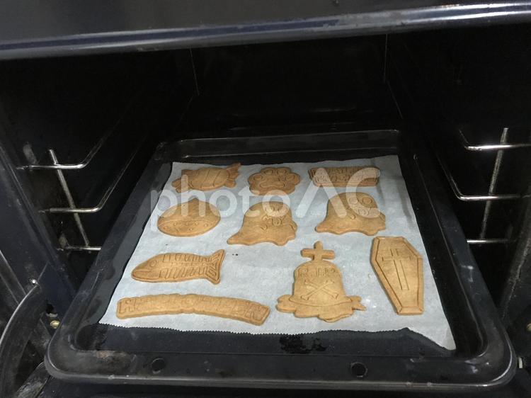 オーブンで焼いたハロウィーン用のクッキー オーブン,ハロウィーン,ハロウィンの写真素材