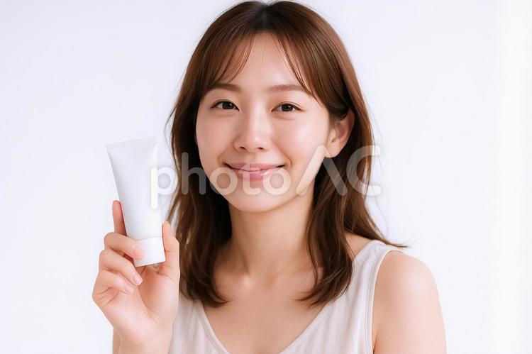 日焼け止めを持つ女性のポートレート 日焼け止め,日焼け対策,紫外線ケアの写真素材