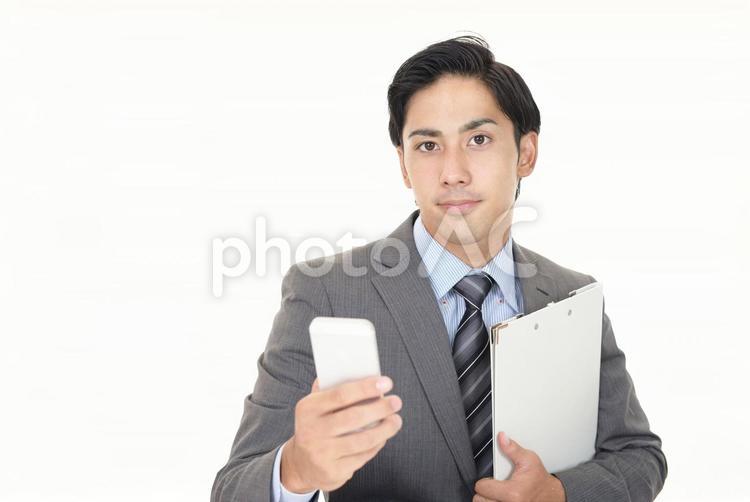 スマートフォンを持つビジネスマン 男性,サラリーマン,ビジネスマンの写真素材