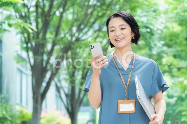 オフィス街で働くミドルのビジネスウーマン ビジネス,女性,エンジニアの写真素材