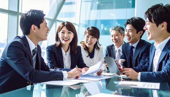 テーブルを囲んで会議するビジネスパーソン テーブルを囲んで会議するビジネスパーソンの写真