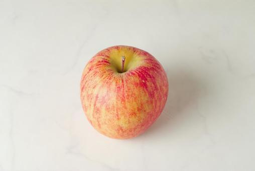 リンゴのやや上から リンゴ,フルーツ,りんごの写真素材