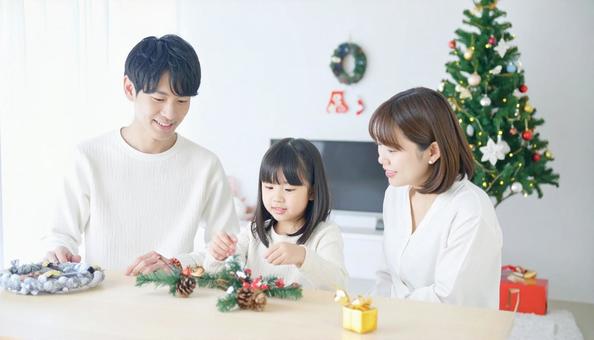 家族みんなでクリスマスの飾り付け 家族みんなでクリスマスの飾り付けの写真
