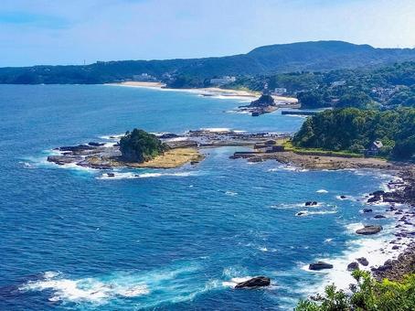尾ヶ崎ウイングから白浜海岸・竜宮島を遠望 尾ヶ崎ウイングから白浜海岸・竜宮島を遠望の写真