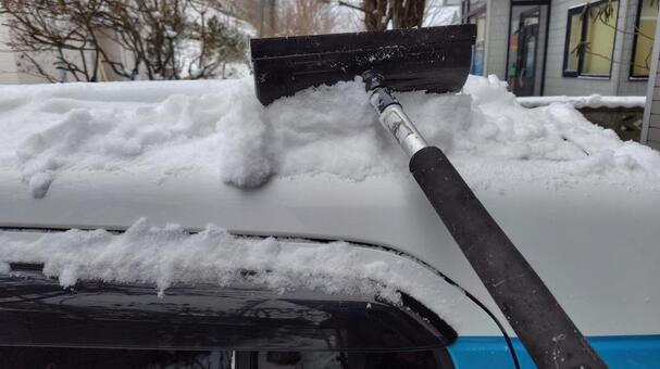 車の屋根の雪下ろし 雪,車,車の屋根の写真素材