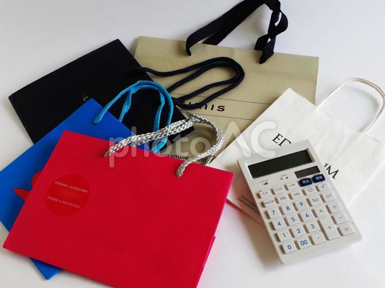 バーゲンの季節　紙袋  電卓 値段 ショッピング,バーゲン,女性の写真素材