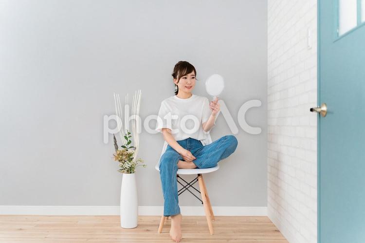 鏡で自分の顔を見るアジア人女性 鏡,女性,顔の写真素材