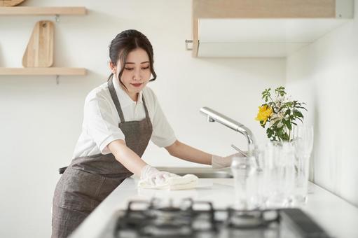 Asian woman wiping the kitchen, cozinha, limpar, housekeeping, JPG