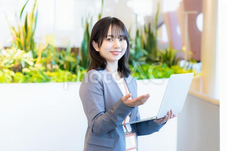 オフィスで働くビジネスウーマン ビジネスウーマン,笑顔,若い女性の写真素材