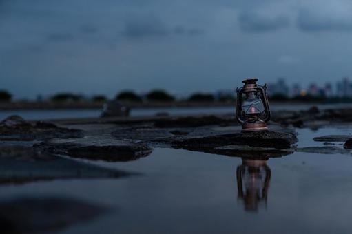 水面に映るアンティークランタン ランタン,カンテラ,灯りの写真素材