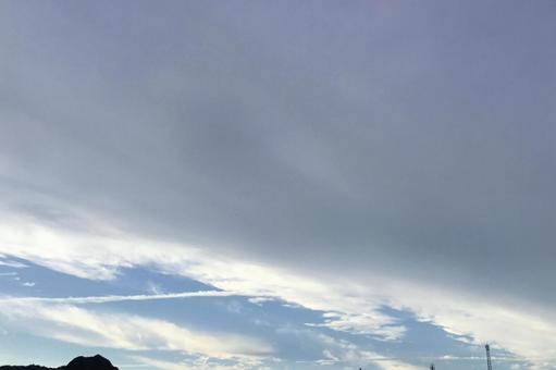 曇り空 空,雲,山の写真素材