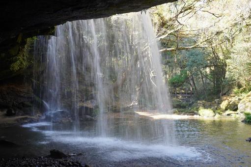 鍋ヶ滝を滝裏から見る・熊本県小国町 鍋ヶ滝を滝裏から見る・熊本県小国町の写真