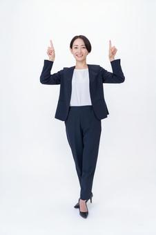 指をさす女性 指をさす女性 会社員,営業,キャリアの写真素材