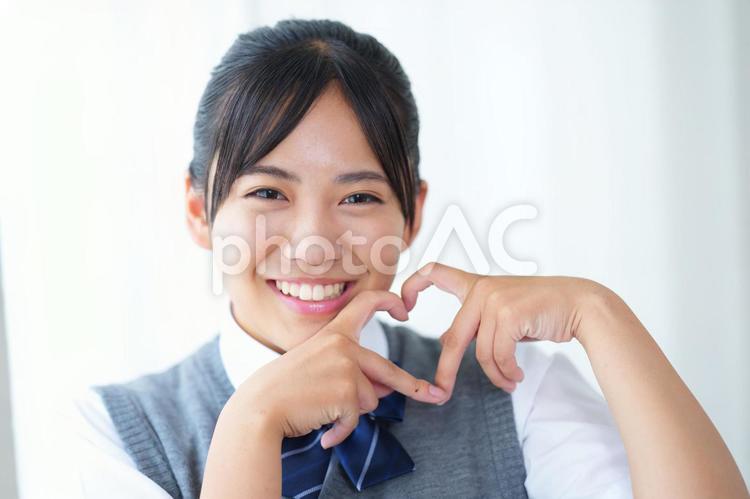 指ハートをする女子生徒 塾,人物,女の子の写真素材