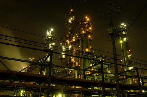 ライトアップされた産業プラントの夜景 ライトアップされた産業プラントの夜景の写真