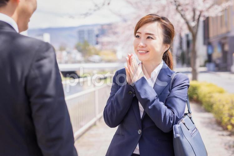 外出する会社員 お願い,おねだり,ビジネスウーマンの写真素材