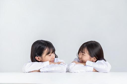 頬杖する制服を着た女の子 頬杖する制服を着た女の子 子ども,制服,頬杖の写真素材