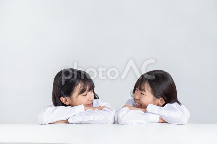 頬杖する制服を着た女の子 子ども,制服,頬杖の写真素材