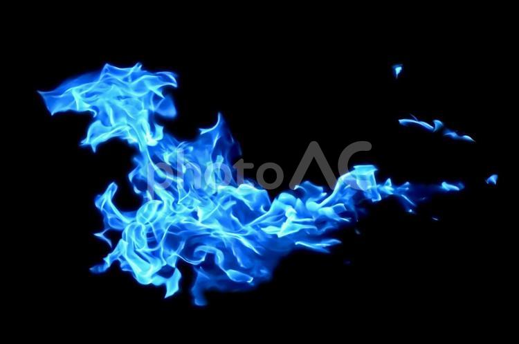 燃え上がる青い炎の迫力ある画像 炎,青,ブルーの写真素材